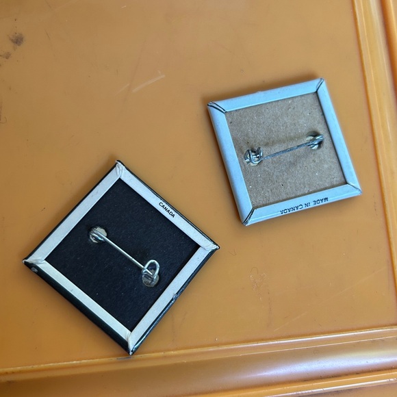 *RARE* LOT OF 2 VINTAGE 1980’s ROLLING STONES PIN MICK JAGGER PINBACK BUTTON - Picture 4 of 4